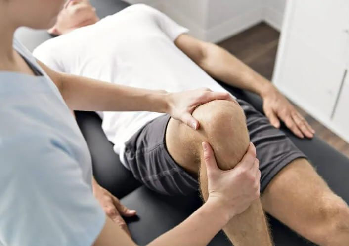 when to see doctor for knee pain